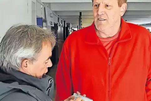 Fiebert in Block B mit den Eulen: Ex-Fußball-Torwart Dieter Hermann. Links Horst Konzok .