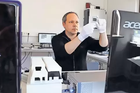 Manuel Zoller sichtet das Material seiner Kunden.