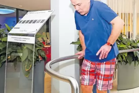 Autsch! Wer den Fußsohlenreflexpfad meistern will, muss tapfer sein. Er soll sogar gegen Kopfschmerzen helfen. Redakteur Robert 