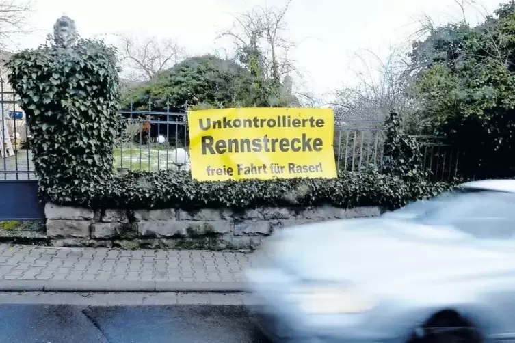 Gerade in Kirchheimbolanden häufen sich die Beschwerden über zu schnelles Fahren in der Stadt. Elmar Funk hat an seinem Gartenza