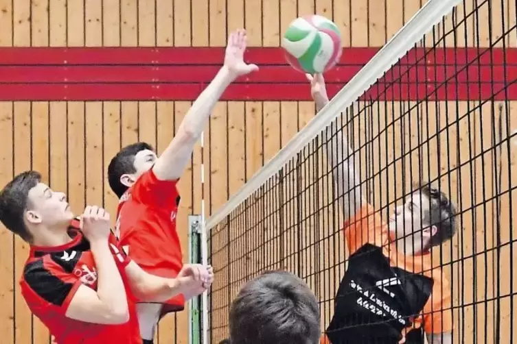 Leon Kuczaty (Mitte) schaffte mit seiner Volleyball-Spielgemeinschaft TSV Speyer/VBC Haßloch am Wochenende zwei Siege und erreic