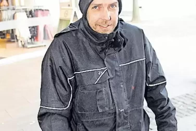 Andr&eacute; Raquet markiert Fluchtwege.