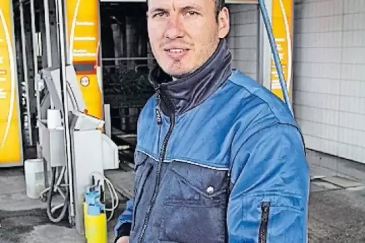 Abdullah &Uuml;nal w&auml;scht ohne Handschuhe Autos.