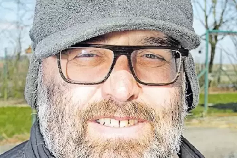 Achim Ruf f&auml;hrt Mist und schneidet Hecken.