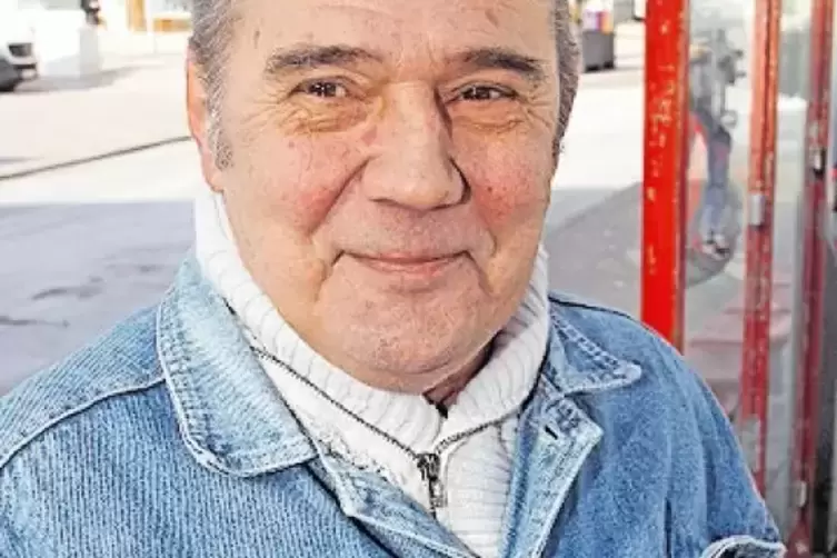 Hans Scharff tr&auml;gt Jeansjacke. Er friert nicht.