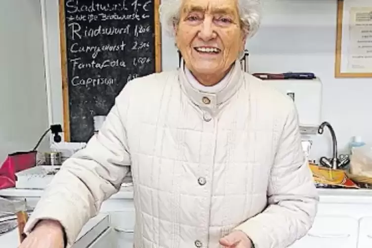 Dorothea Mau&szlig; grillt W&uuml;rstchen.