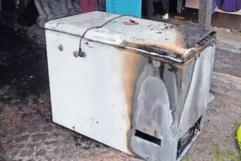 Vom Feuer zerstört: die Kühltruhe, deren Kabel den Brand wohl verursachte.