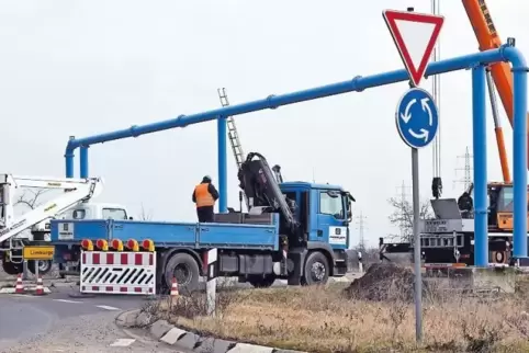 Nicht zu übersehen: Die blauen Rohre verlaufen am Kreisel zwischen Mutterstadt, Limburgerhof und dem B-9-Anschluss.