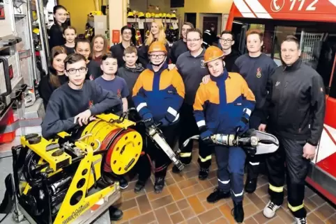 Die nächste Generation der Feuerwehr: die Kinder und Jugendlichen der Jugendfeuerwehr mit Betreuer Nicolai Nicke – der junge Man