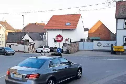 Auf dieser Kreuzung in Kleinniedesheim könnten die jetzigen Vorfahrtsregeln zugunsten eines kleinen Kreisverkehrs aufgegeben wer
