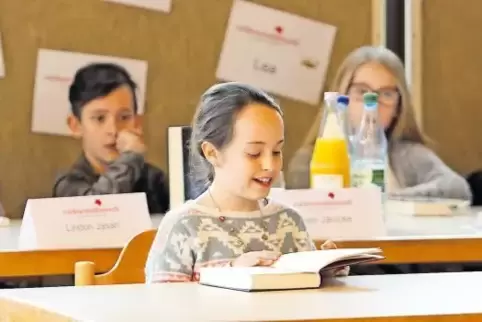 Aus der Geschichte um ein Mädchen aus reichem Haus, das unter falschem Namen eine englische Schule besucht, liest Celina Dick (i