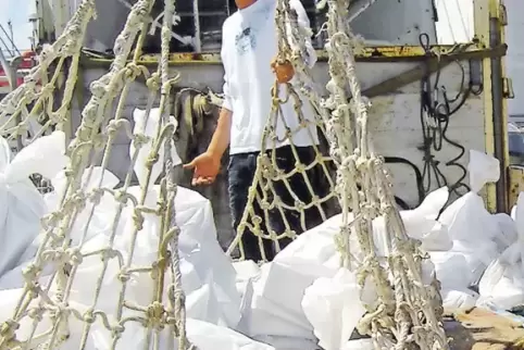 Großer Fang: Durch die Polizei sichergestellte Haschischpakete im Hafen.