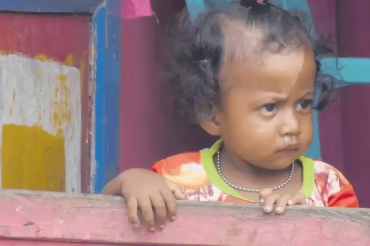 Welche Zukunft wird dieses kleine Mädchen in Papua haben, das mit seinem Stamm im Regenwald lebt?