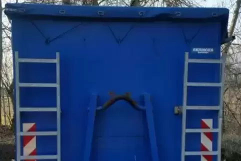 Blau und nicht zu übersehen: Ein solches Containermodell ist gestohlen worden. Foto: Ebs/frei