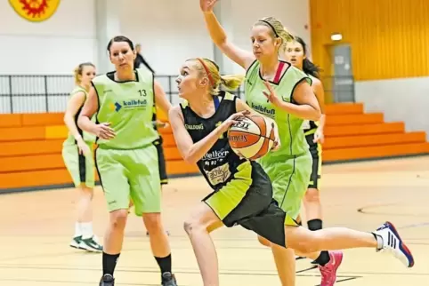 Die Basketballerinnen der TSG Maxdorf, im Bild mit Yola Möller (Mitte), wollen nun das Double – also nach Meisterschaft auch den