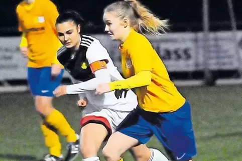 Mit 1:0 besiegten Mascha Ehrmanntraut (rechts, gegen Alina Traub) Mitte Oktober im Heimspiel den Mitaufsteiger FV Dudenhofen.