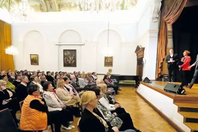Offensichtlich nicht nur ein Thema für Frauen: Bühnenstück zum Weltfrauentag im Bürgersaal des Germersheimer Stadthauses vor zwe Offensichtlich nicht nur ein Thema für Frauen: Bühnenstück zum Weltfrauentag im Bürgersaal des Germersheimer Stadthauses vor zwe