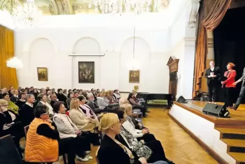Offensichtlich nicht nur ein Thema für Frauen: Bühnenstück zum Weltfrauentag im Bürgersaal des Germersheimer Stadthauses vor zwe