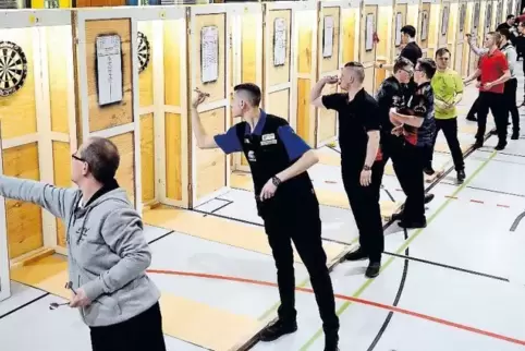 Pfeilewerfen am laufenden Band: Auch wenn die Grippe einige Teilnehmer fernbleiben ließ, war in der Donnersberghalle viel los.