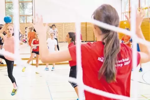 Den Mädchen und Jungen in den Handballteams der Pfalz (hier HSG Eckbachtal) geht es eigentlich nur um den Spaß am Spiel. Durch d