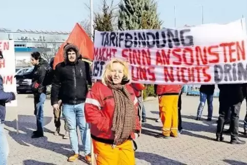 Die Beschäftigten fordern die Anwendung des Metaller-Tarifvertrags.