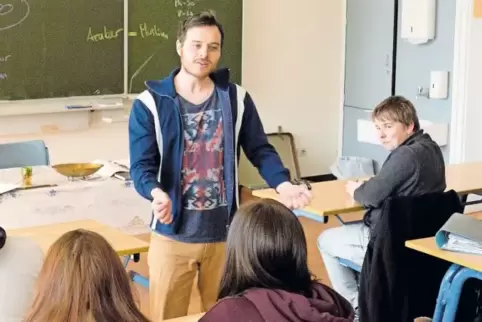 Schauspieler Stefan Herrmann vom Pfalztheater Kaiserslautern führte als Belohnung für den gewonnenen Preis ein Theaterstück im K