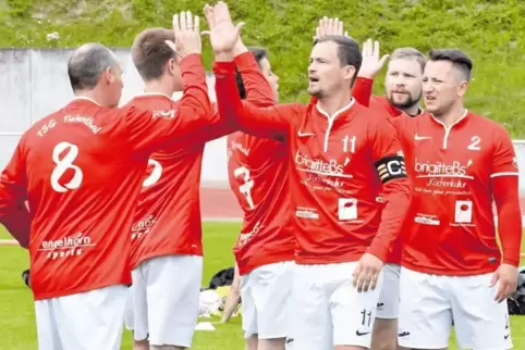 Auf geht’s: Bald könnten die Faustballer der TSG Tiefenthal auf heimischem Rasen jubeln.