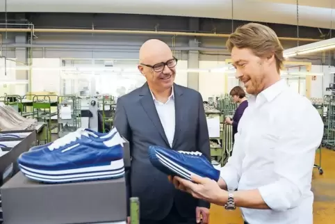 Auch bei Kennel & Schmenger laufen derzeit Sneaker besonders gut, wie die Geschäftsführer Andreas Klautzsch (rechts) und Matthia