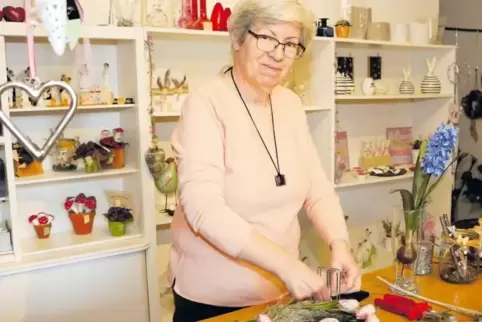 Annerose Bär hat sich in ihrem Geschenkestübchen in Ramsen schon intensiv auf die bevorstehenden Osterausstellung vorbereitet.
