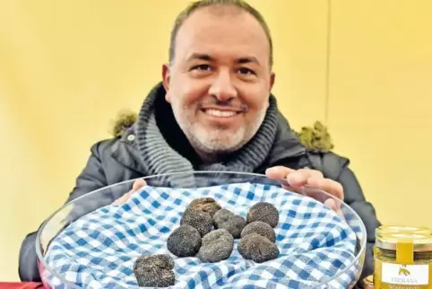 Der Trüffel-Dealer Mario Narcisi bietet auf dem Markt seine Kostbarkeiten an.