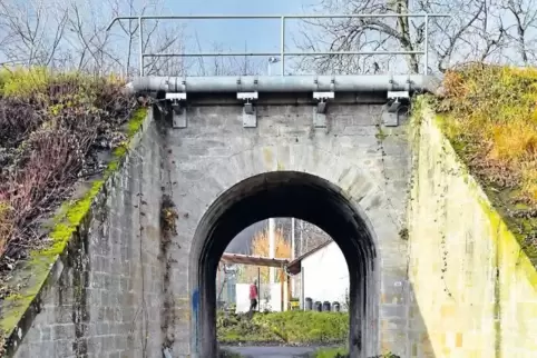 Die Brücke am Sportplatz unterhalb von Königsbach soll eine neue Innenschale erhalten.