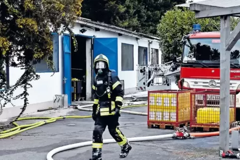 Warum die Halle in der Königsberger Straße gebrannt hat, ist noch unklar. Die Freiwillige Feuerwehr war über Stunden im Einsatz.
