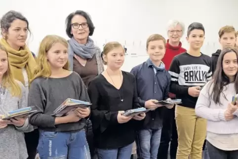 Leandra Garipoli (rosa Pullover) hat den Regionalentscheid des Vorlesewettbewerbs gewonnen. Sie ist gegen sechs andere Schüler a