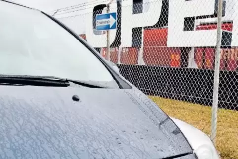 Opel – hier ein Peugeot der Konzernmutter PSA vor dem Kaiserslauterer Werksgelände – ist aus Kostengründen nicht beim nächste Wo