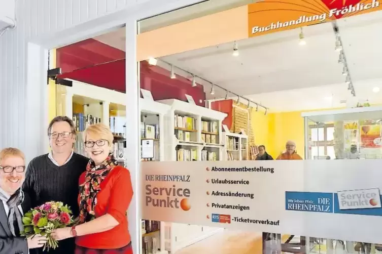 Herzlichen Glückwunsch: RHEINPFALZ-Bezirksverlagsleiter Uwe Richter (links) gratuliert dem Ehepaar Grünewald.