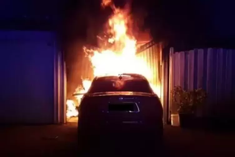 Der BMW Alpina brannte komplett aus. Auch die Garage wurde in Mitleidenschaft gezogen. Foto: Feuerwehr
