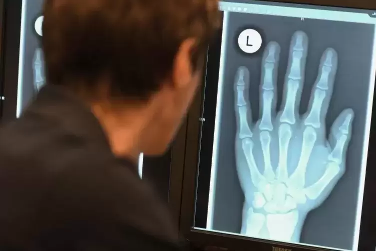 Die in Kaiserslautern geplanten Röntgenaufnahmen der Hand zur Altersfeststellung von Flüchtlingen seien zu ungenau, teilte das I