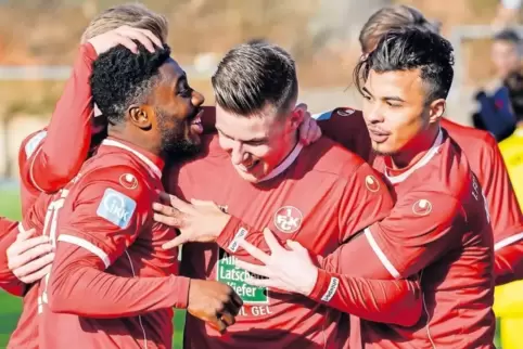 Freude in der Ausbildungsmannschaft: Manfred Osei Kwadwo (links) und Mohamet Morabet (rechts) feiern den Torschützen Christian K