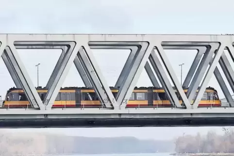 Das Angebot auf der Schiene während der Sanierung der Straßenbrücke reicht noch nicht, findet die BI Verkehrsforum.