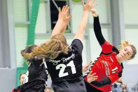 Drübergeworfen: Lea Eckrich (rechts) im Heimspiel gegen Budenheim.