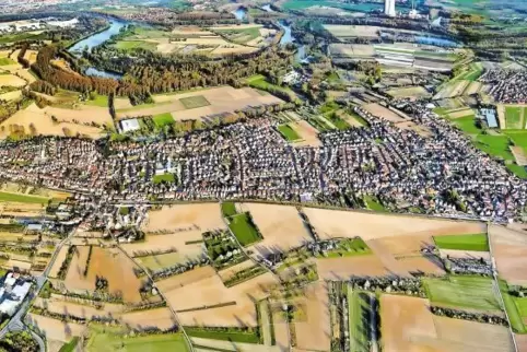 Nur aus der Luft auf ein Bild zu bekommen: Römerberg mit seinen Ortsteilen Berghausen, Heiligenstein und Mechtersheim (von links