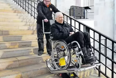 Erleichterung für Rollstuhlfahrer: Markus Belz hilft Stefan Dreesen auf der 7000 Euro teuren Raupe die Treppenstufen hinauf.
