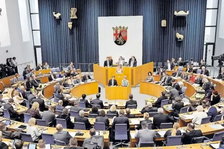 2017 hatte der Landtag mit den Stimmen von SPD, CDU, FDP und Grünen beschlossen, die Diäten der Abgeordneten bis 2020 auf 6800 E