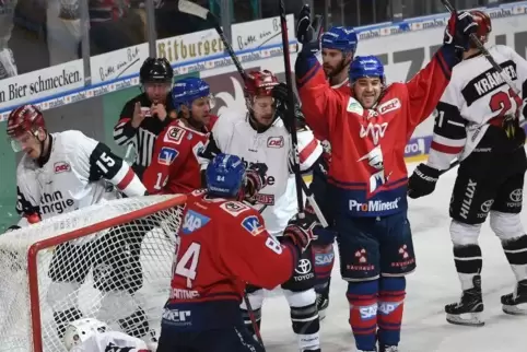 Die Adler Mannheim freuen sich über ihren Sieg gegen die Kölner Haie. Foto: Kunz