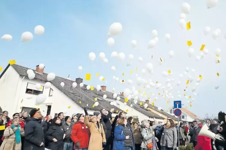 Weiße Luftballons stehen für das Bündnis „Wir sind Kandel“, das sich gegen Fremdenfeindlichkeit und Hass einsetzt.