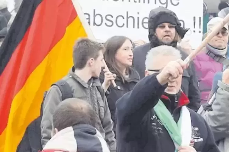 &bdquo;Fl&uuml;chtlinge abschieben&ldquo; und &bdquo;Merkel muss weg&ldquo; waren Parolen auf der Demonstration &bdquo;Kandel ist &uuml;berall&ldquo; mit bis zu 4000 Teilnehm