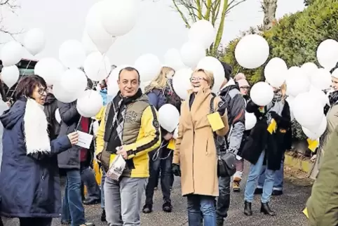Teilnehmer der Aktion „Wir sind Kandel“ ließen 200 Luftballons als Zeichen für ein friedliches Miteinander steigen.