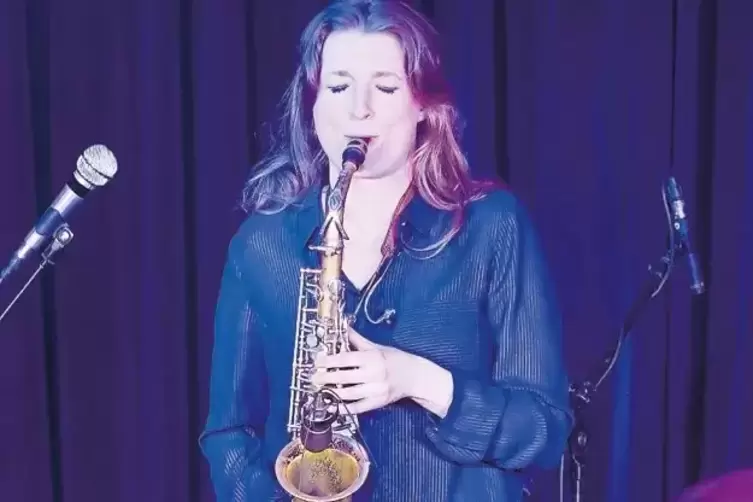 Bandleaderin Nicole Johänntgen am Saxofon.