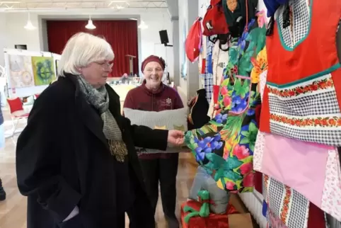Szene von den Kreativtagen in Dudenhofen: Brigitte Ostermann (links) im Gespräch mit der ältesten Ausstellerin Katharina Huwe. F