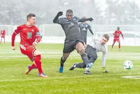 Verwandelt eiskalt: Christian Kühlwetter (links) vom FCK gibt die Antwort auf den Führungstreffer des SC Idar-Oberstein. Paolode